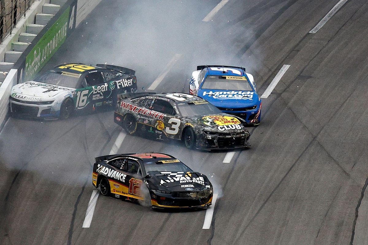 Ryan Blaney gets “caught up in other people’s garbage” at Atlanta