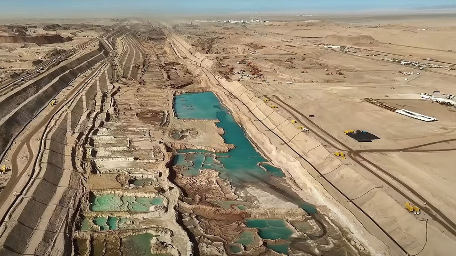 World’s Largest Building Site Eyes Thousands of Layoffs