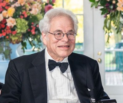 Famous birthdays for Aug. 31: Itzhak Perlman, Debbie Gibson