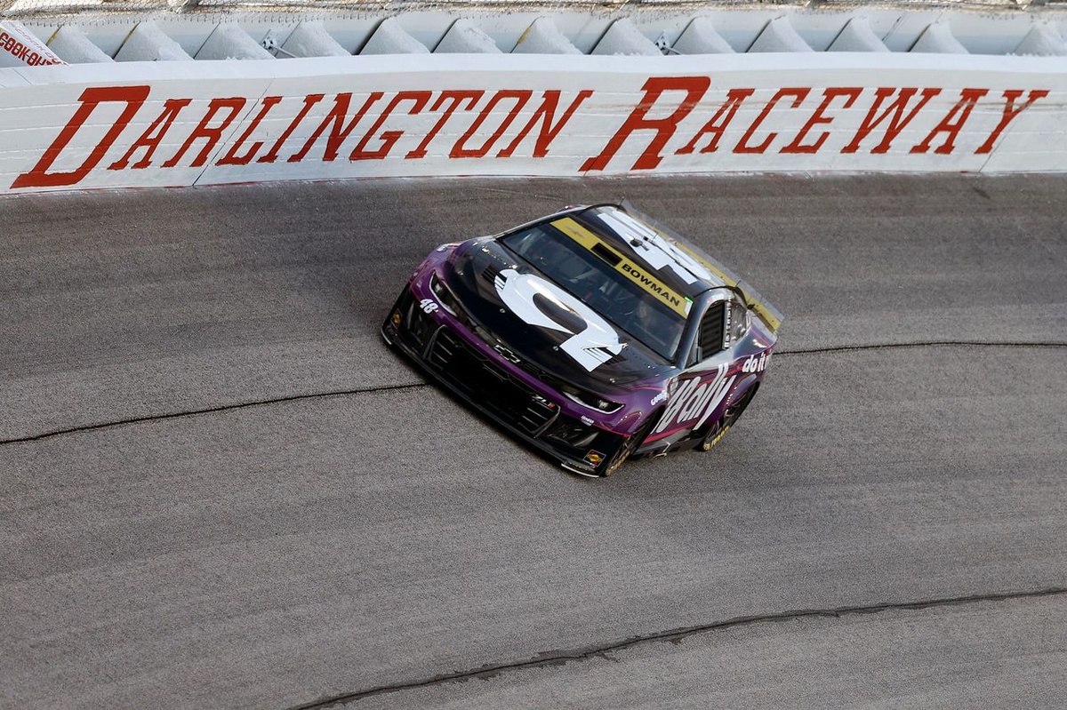 What caused Alex Bowman’s disastrous 40-second pit stop at Darlington?
