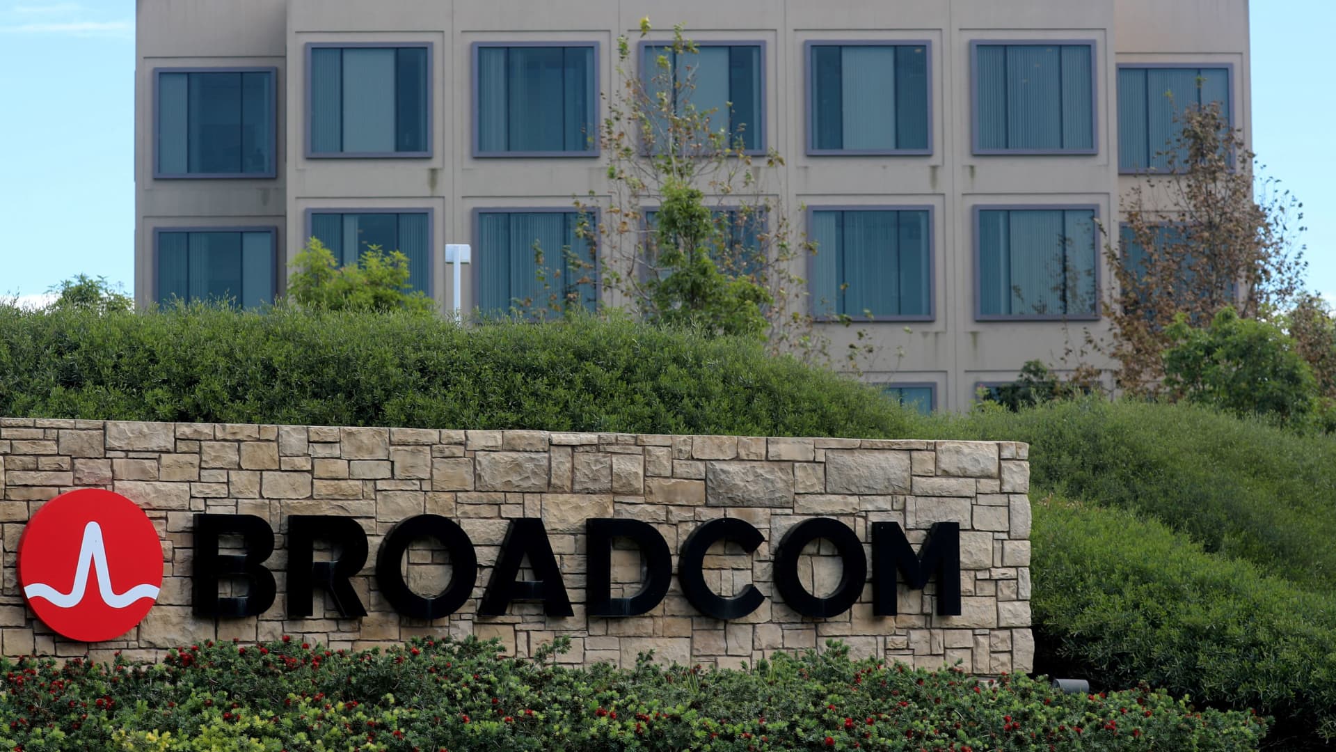 Can Broadcom avoid an earnings letdown like a chief rival? There’s reason to believe it can