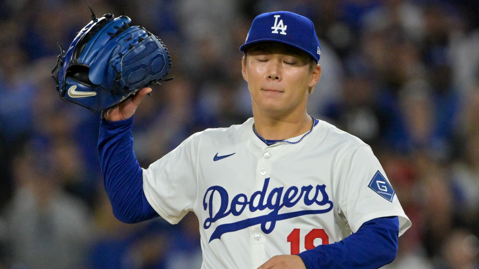 Teoscar Hernandez seen apologizing to Yoshinobu Yamamoto for bad error in Game 2