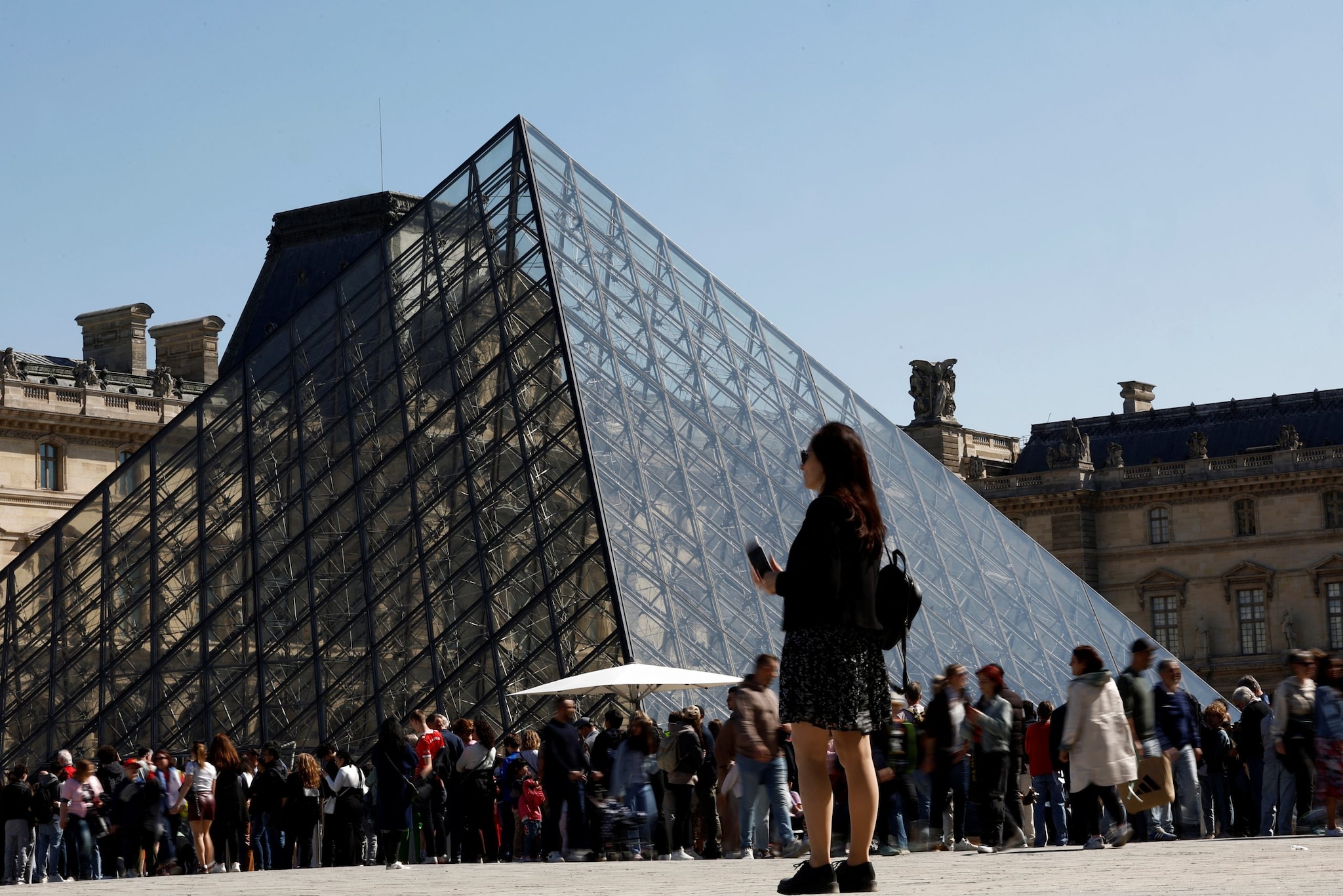 Louvre Museum in Paris shut after thieves escape with heritage jewellery