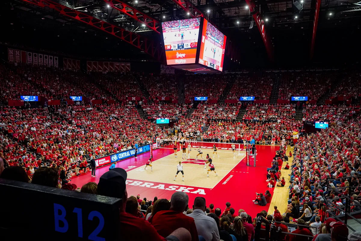 Nebraska volleyball clinches share of Big Ten title in sweep over Iowa