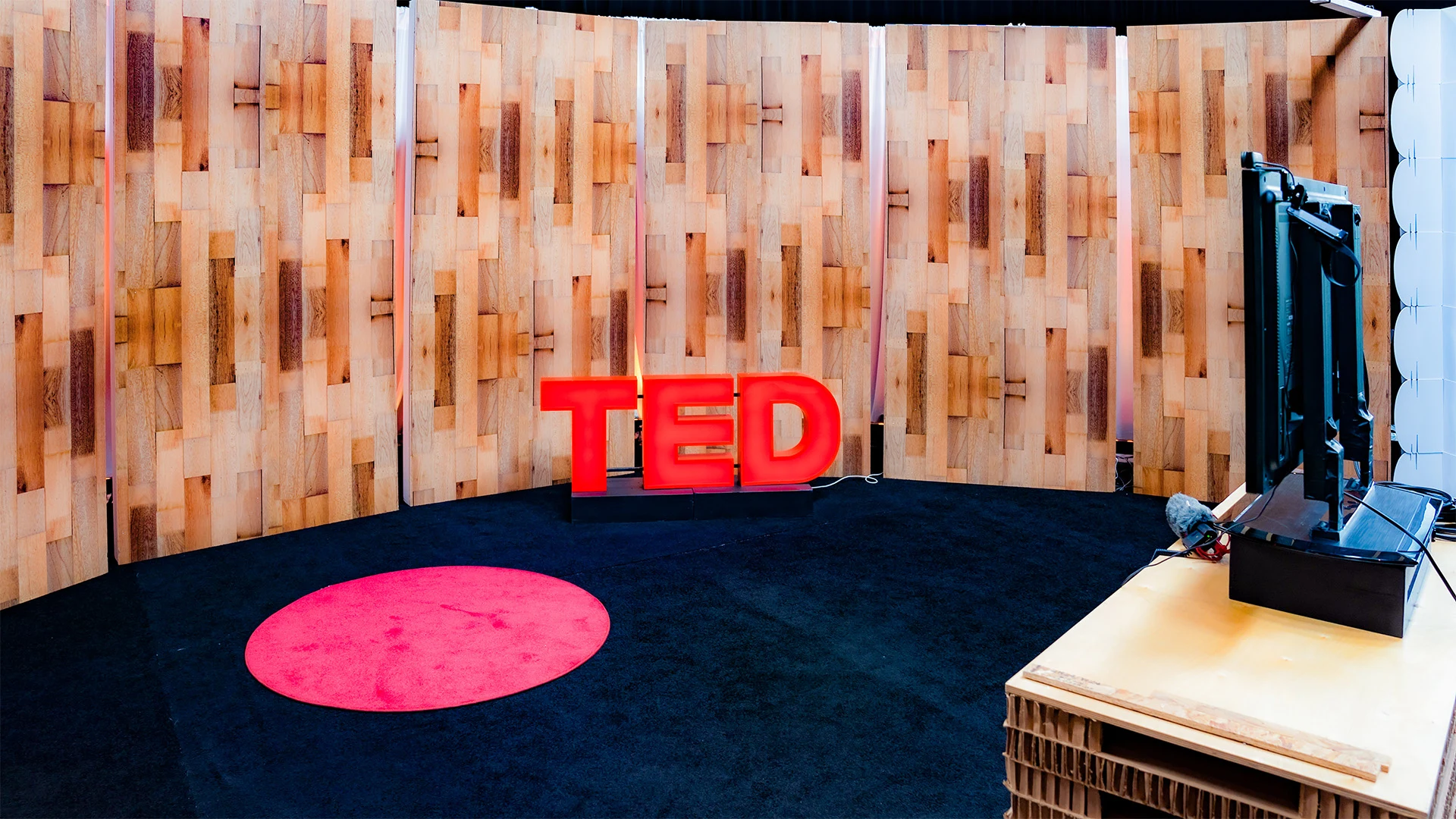 This 1 Tweak to Your Body Language Makes You Much More Persuasive, Says a Study of 2,000 TED Talks