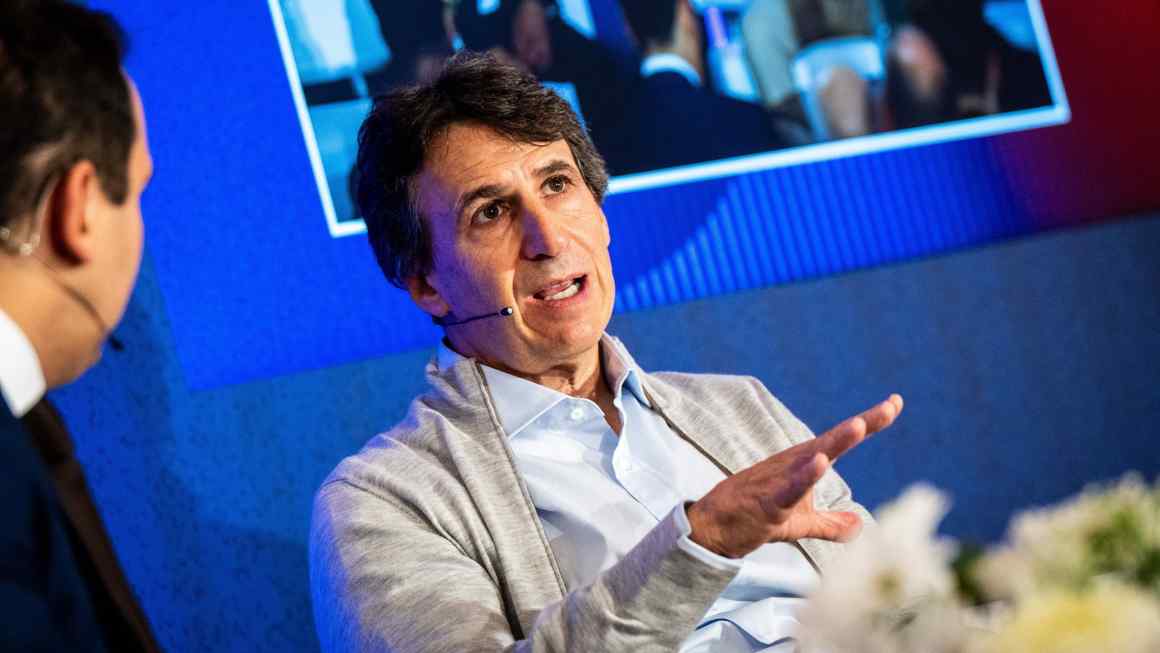 Apollo cuts risk and stockpiles cash in preparation for market turmoil