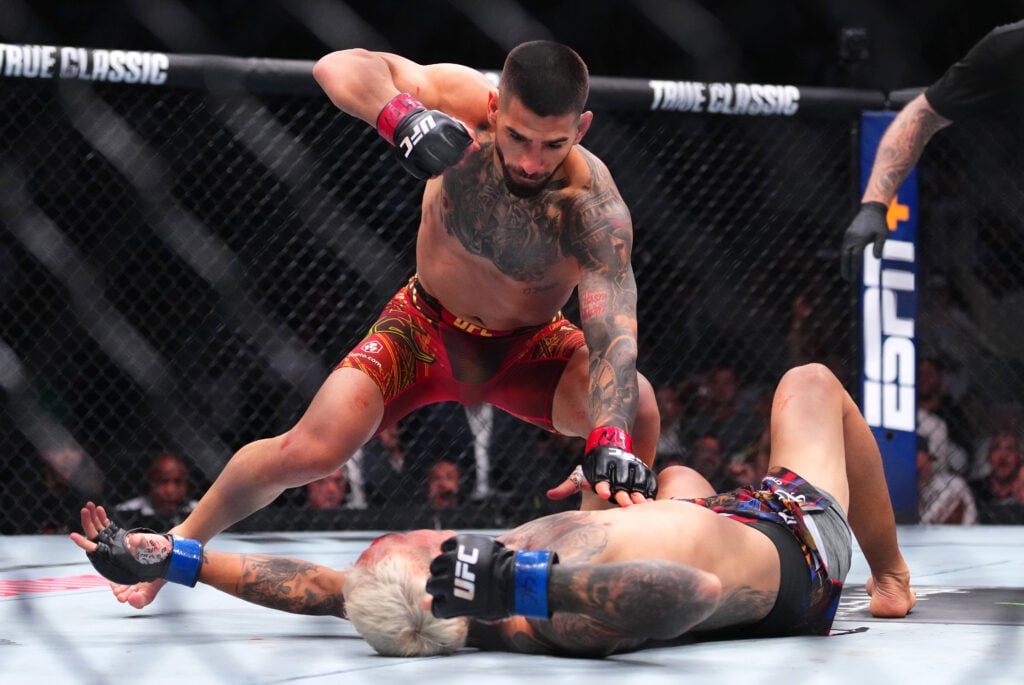 Charles Oliveira tells Justin Gaethje how to avoid brutal KO he fell to against Ilia Topuria