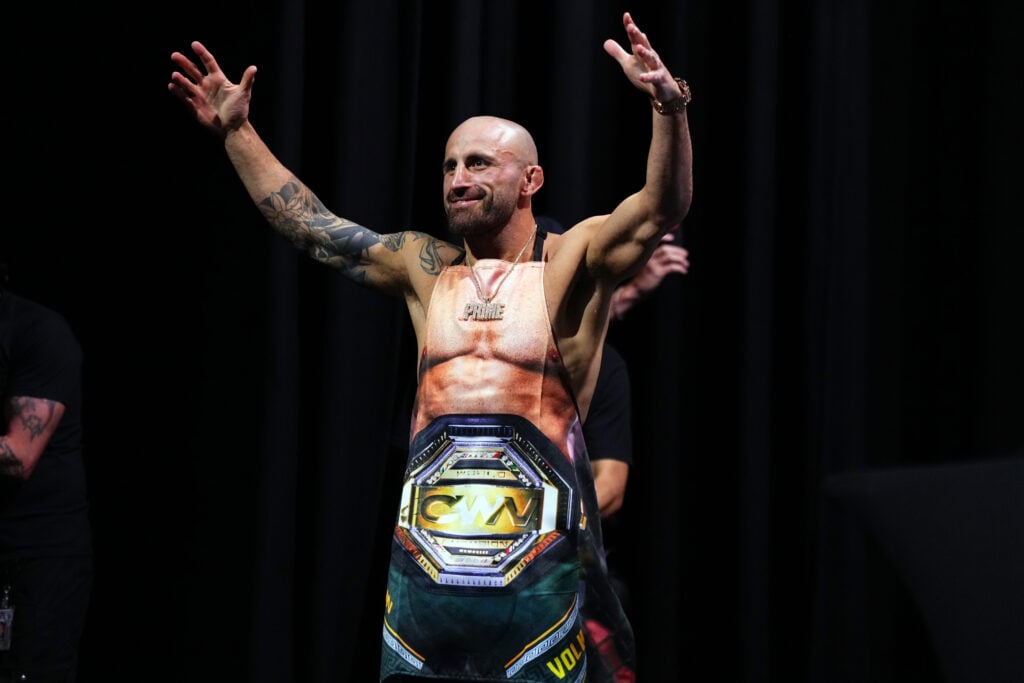 Alexander Volkanovski wears apron and sings during hilarious UFC 325 press conference