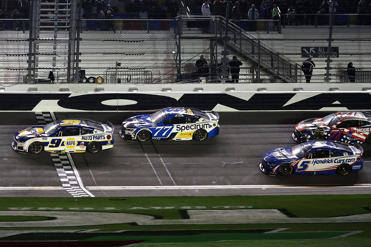 Chase Elliott wins Duel #2 in caution-free race