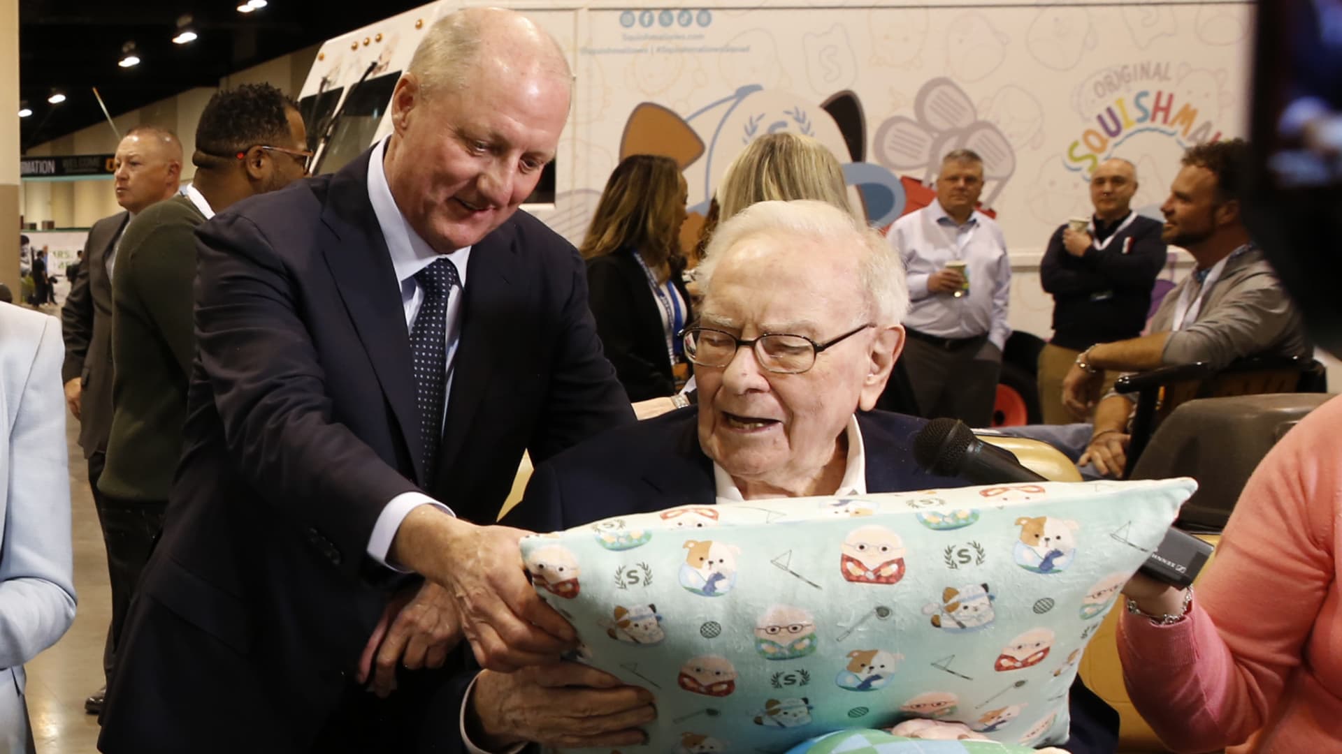 Berkshire Hathaway operating earnings fell nearly 30% in Warren Buffett’s final quarter as CEO
