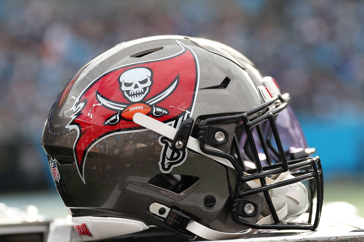 Condolences Pour In as Ex-NFL & Buccaneers Player Dies at 33 Amid Health Concerns