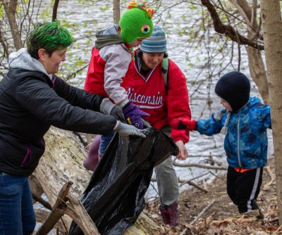 Look: 2,082 participate in Wisconsin clean-up project, break world record