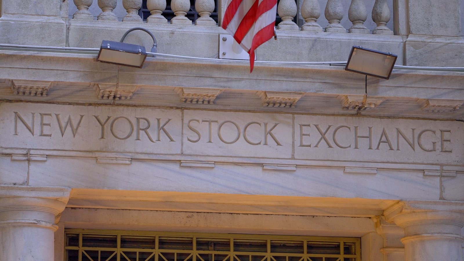 Stocks Settle Higher on Strong Tech Earnings and Economic Resilience