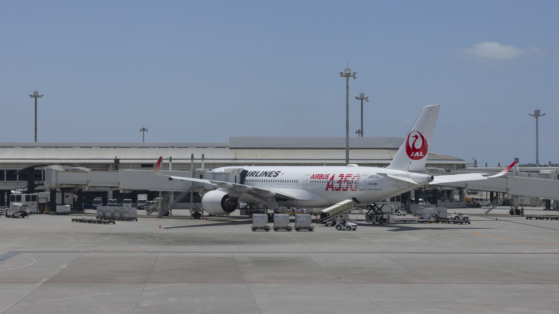 Why Japanese airlines’ $400 fuel surcharges are hitting now — and when they will end
