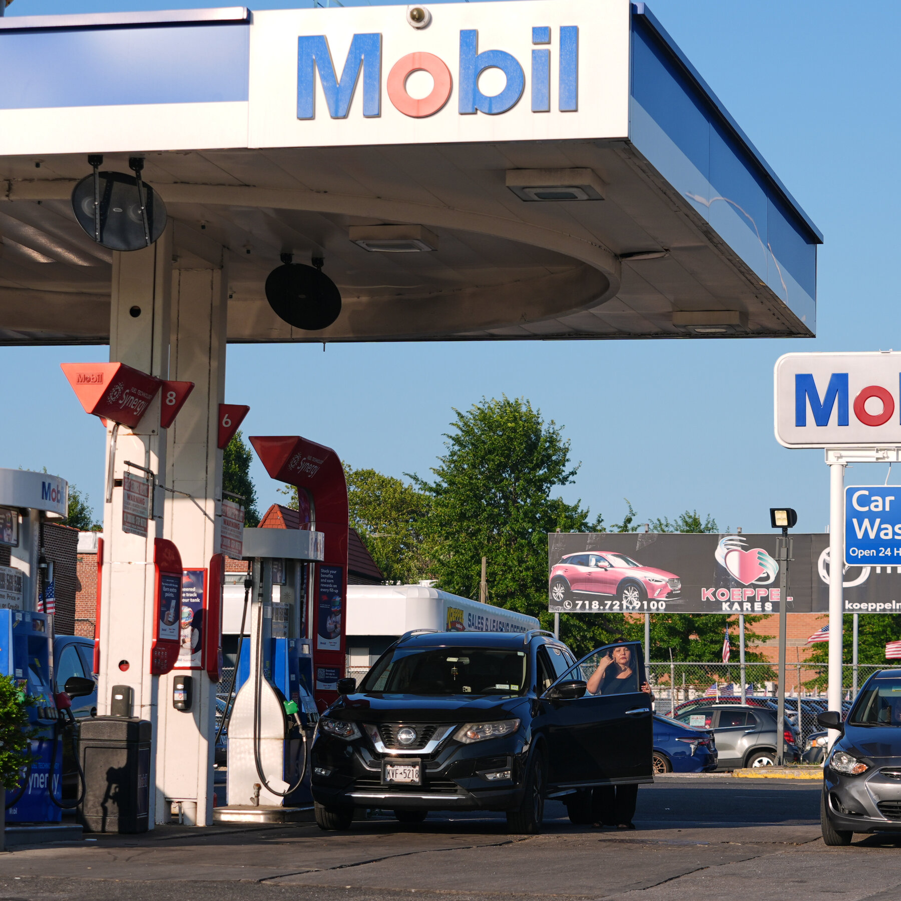 Oil Prices Fall After U.S. and Iran Pause Fighting for a Second Day