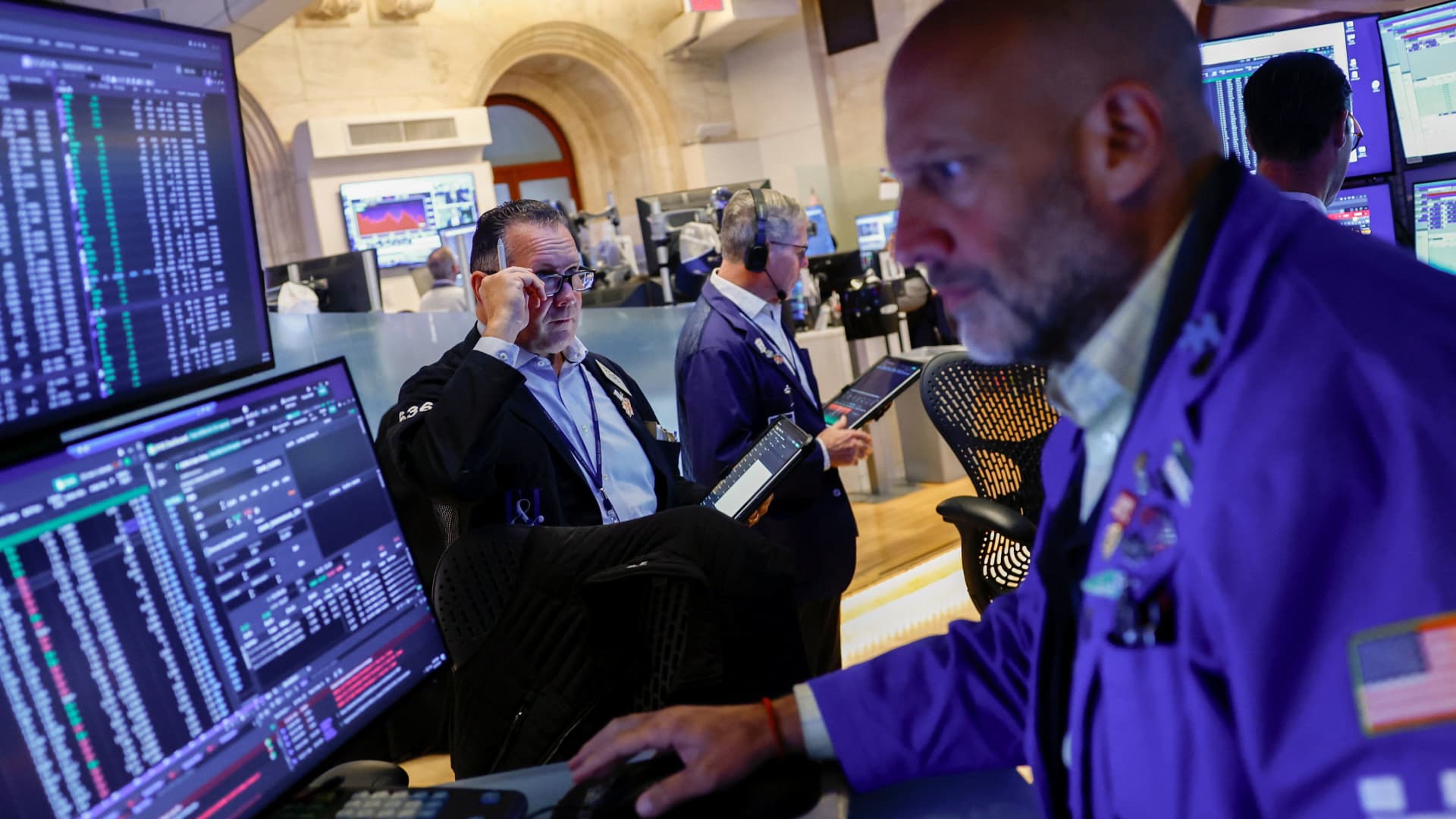 Yield on 10-year Treasury hovers above 5% as investors await Fed decision
